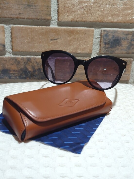 Fossil Accessories - Fossil Women's Round Cat-Eye Sunglasses – Black Frame & Purple Gradient Lenses